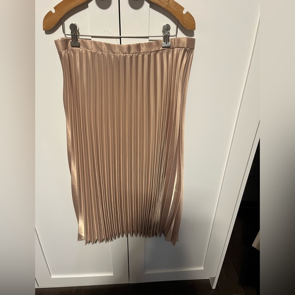 Haute Monde Gold pleated skirt size large NWT’s - Picture 3 of 7